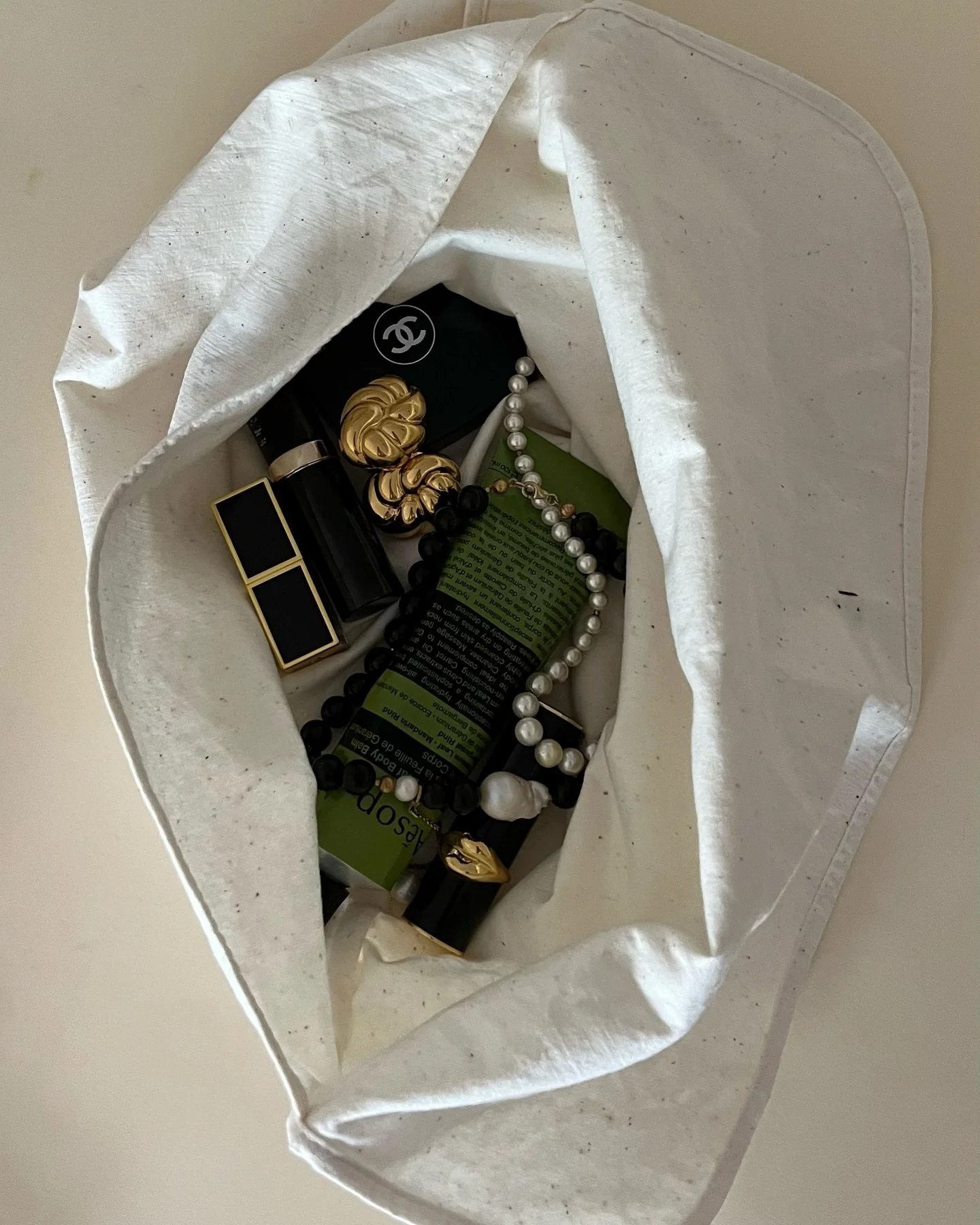 Beauty staples and jewelry that matches everything ✨
-
-
-
-
#pinterestaesthetic #jewelrylover #vintagejewelry #pinterestphoto #beigepalette #blacknecklace #giftsforher #gioielliartigianali #vintage