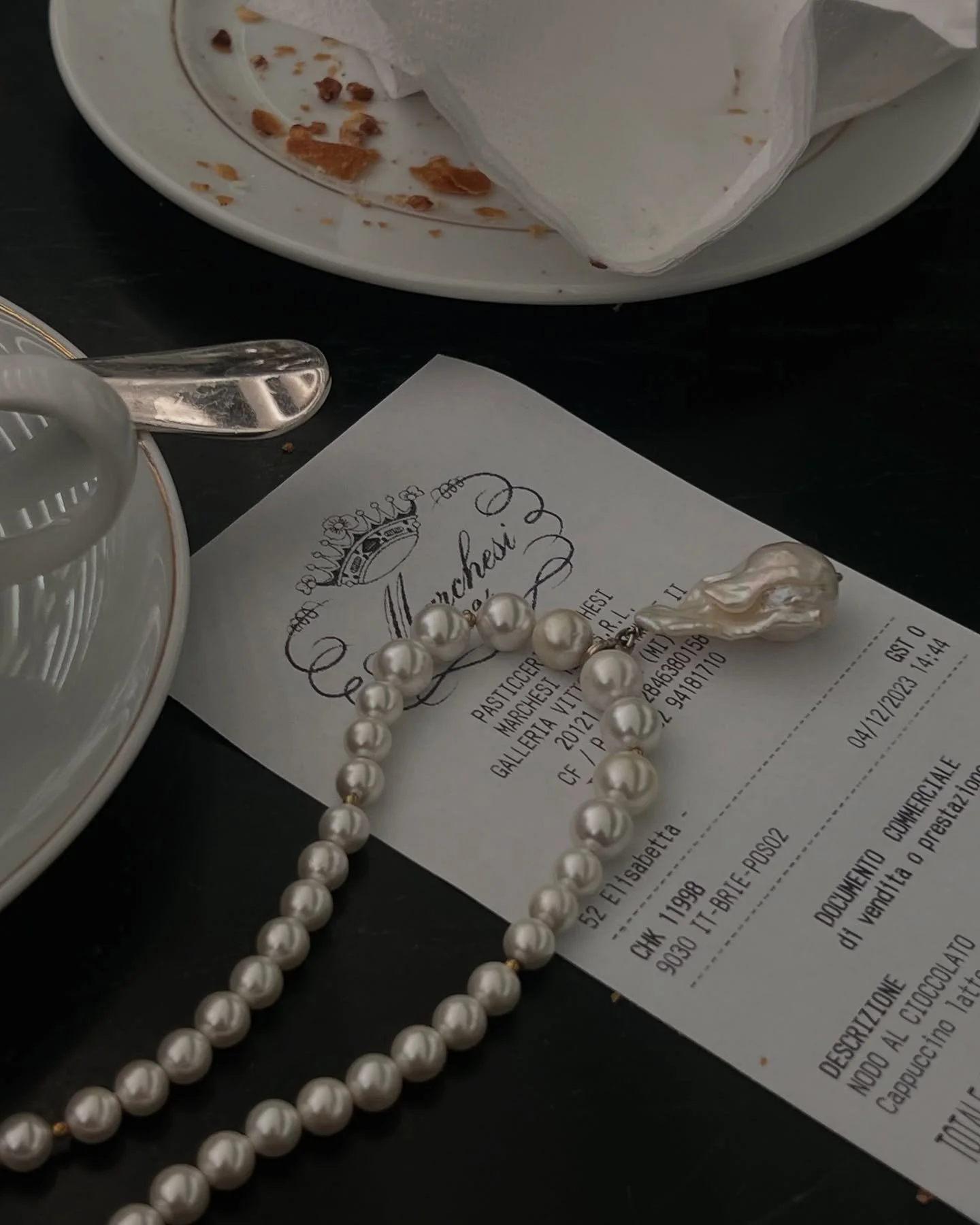 Your new go-to piece &mdash; this pearl necklace with a detachable baroque pearl is perfect for coffee dates and everyday vibes. Effortlessly cool, always classic. ☕🦪✨

#pearljewelry #pearlnecklace #collanaperle #collana #pinterestinspo #pinterestae
