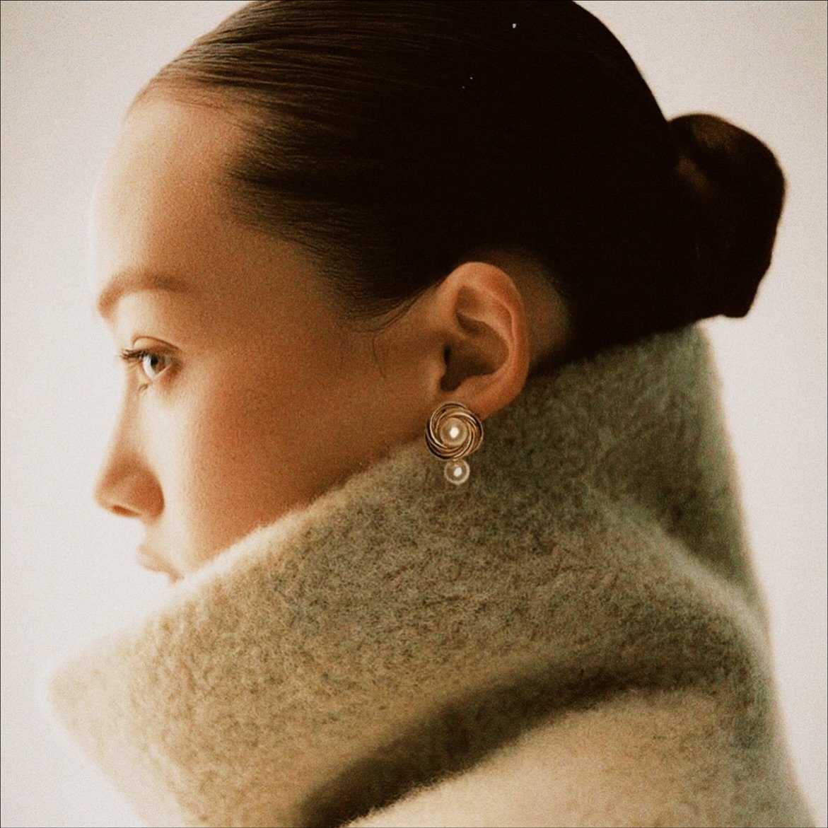 Vintage knotted perfection for when your outfit needs a little extra &lsquo;I woke up like this&rsquo; energy ✨ 

#vintageearrings #orecchinivintage #pearlearringsَ #vintagestyle #giftideas