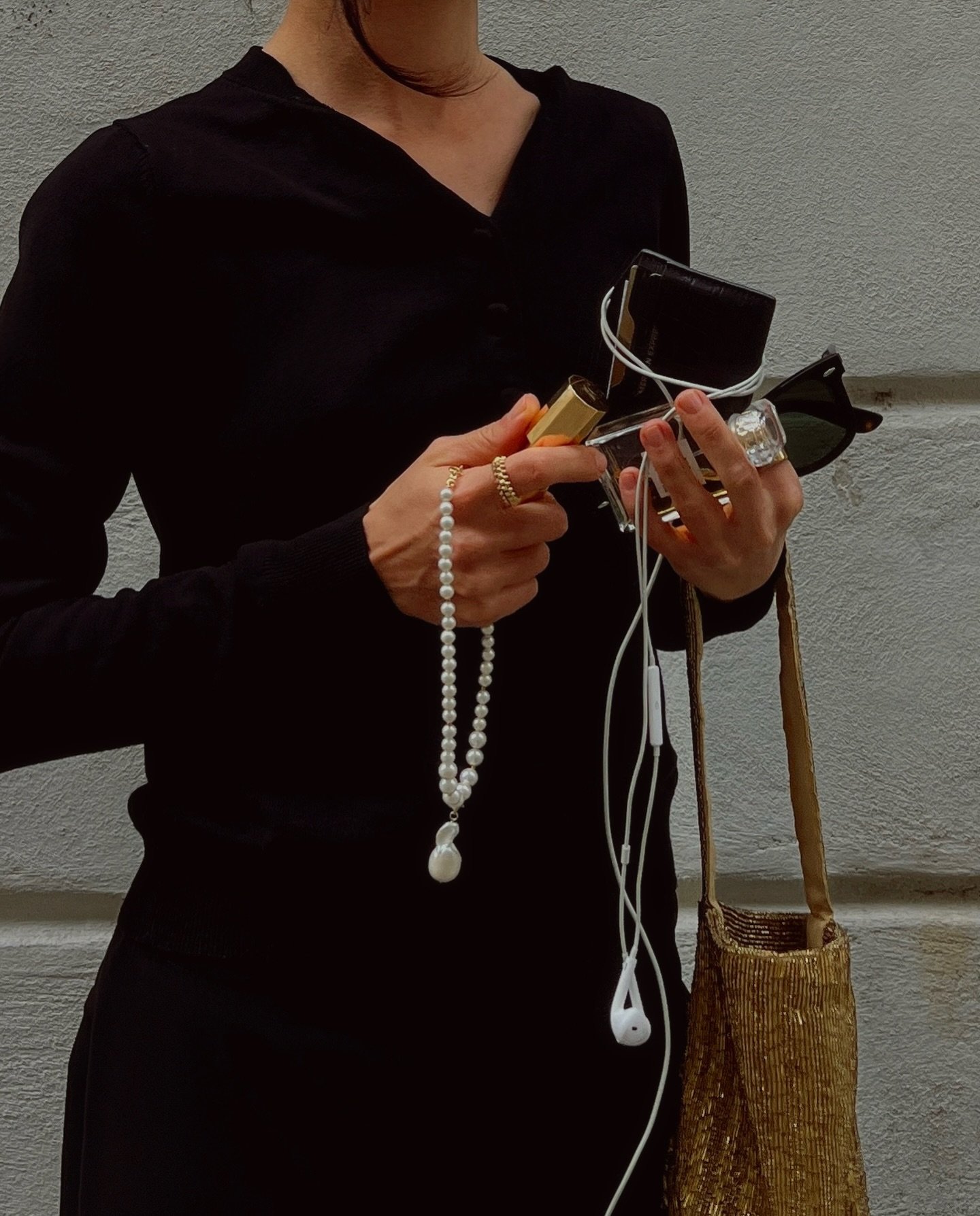 Emotional support accessories only.
.
.
.
Pearl necklace, golden bag, modern vintage, frantic chic, baroque pearls, micro bag