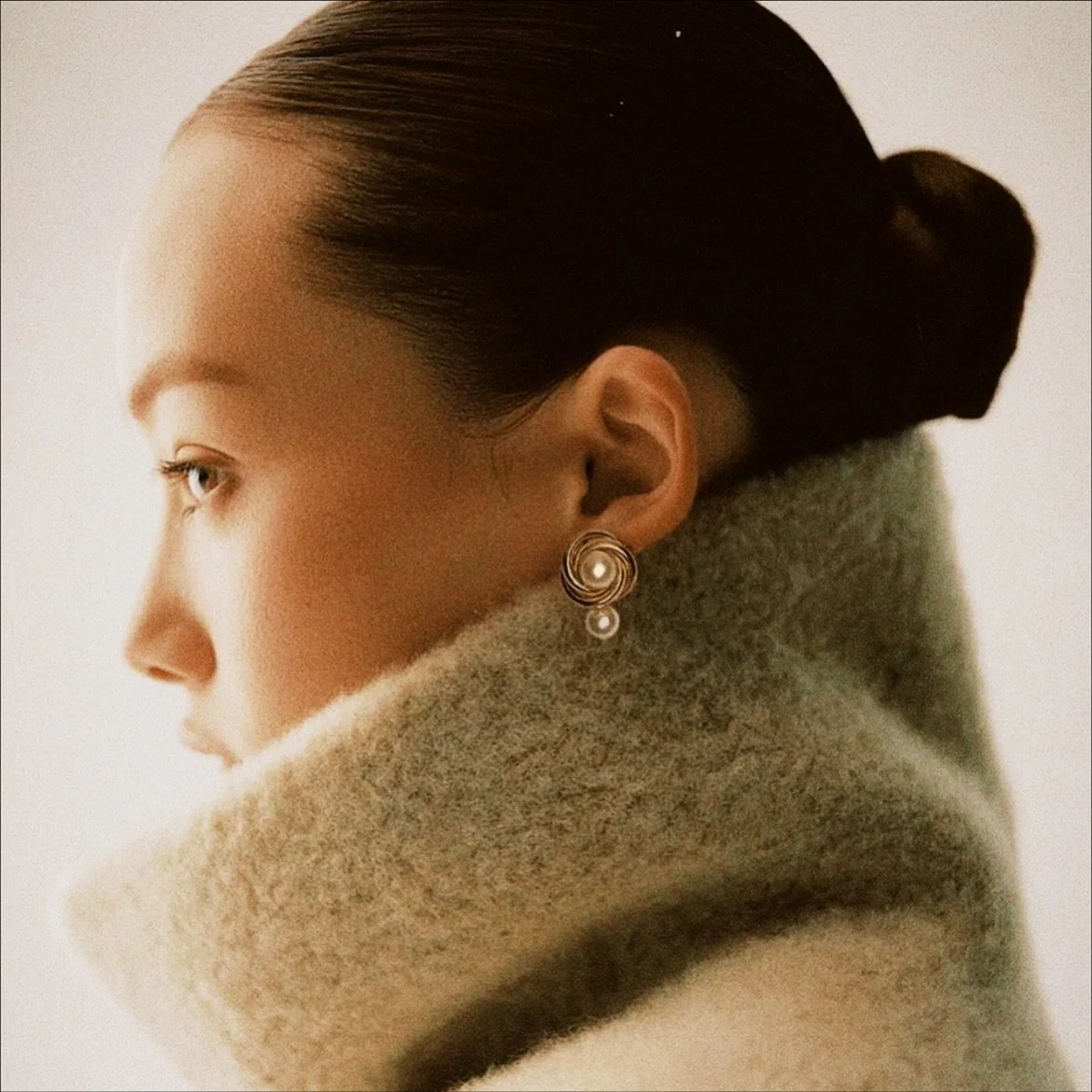 Vintage knotted perfection for when your outfit needs a little extra &lsquo;I woke up like this&rsquo; energy ✨ 

#vintageearrings #orecchinivintage #pearlearringsَ #vintagestyle #giftideas