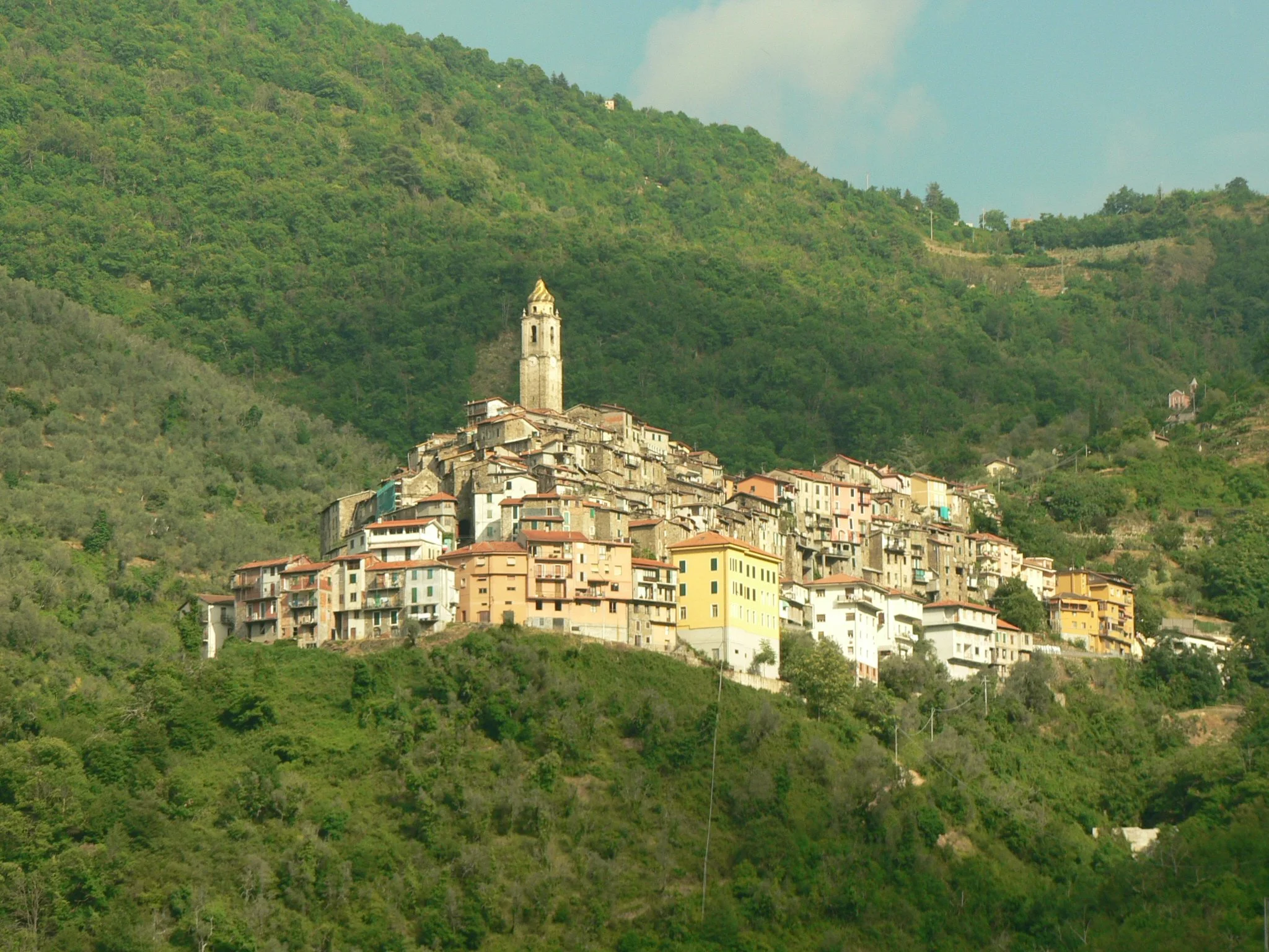 Castellvittorio_viewed_from_Pigna,_July_2006.JPG