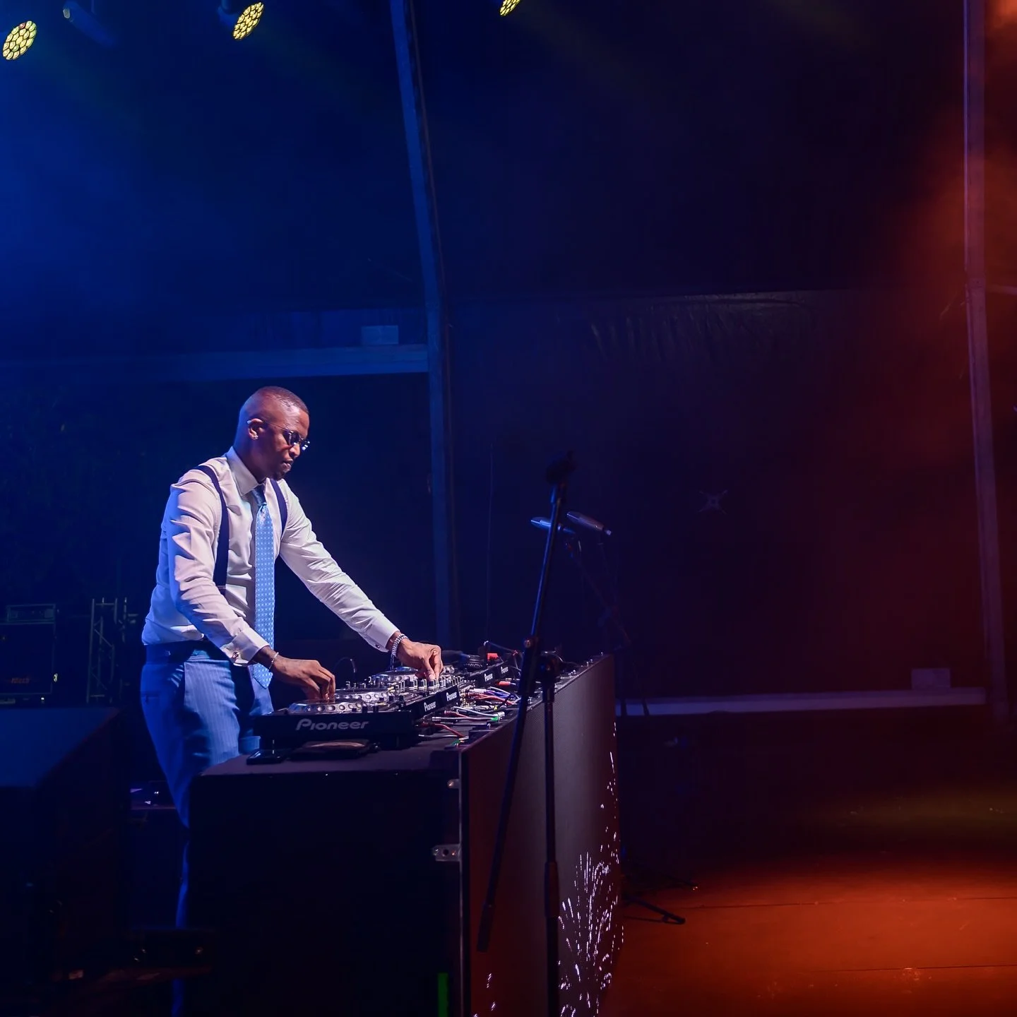 Oscar Mbo owned the BOOMTOWN presented by Johnnie Walker Blonde stage, dropping those deep sounds that had everyone moving. He kept the vibes flowing and the crowd locked in from start to finish.

#boomtown #hollywoodbetsdurbanjuly #dj @castlelitesa 