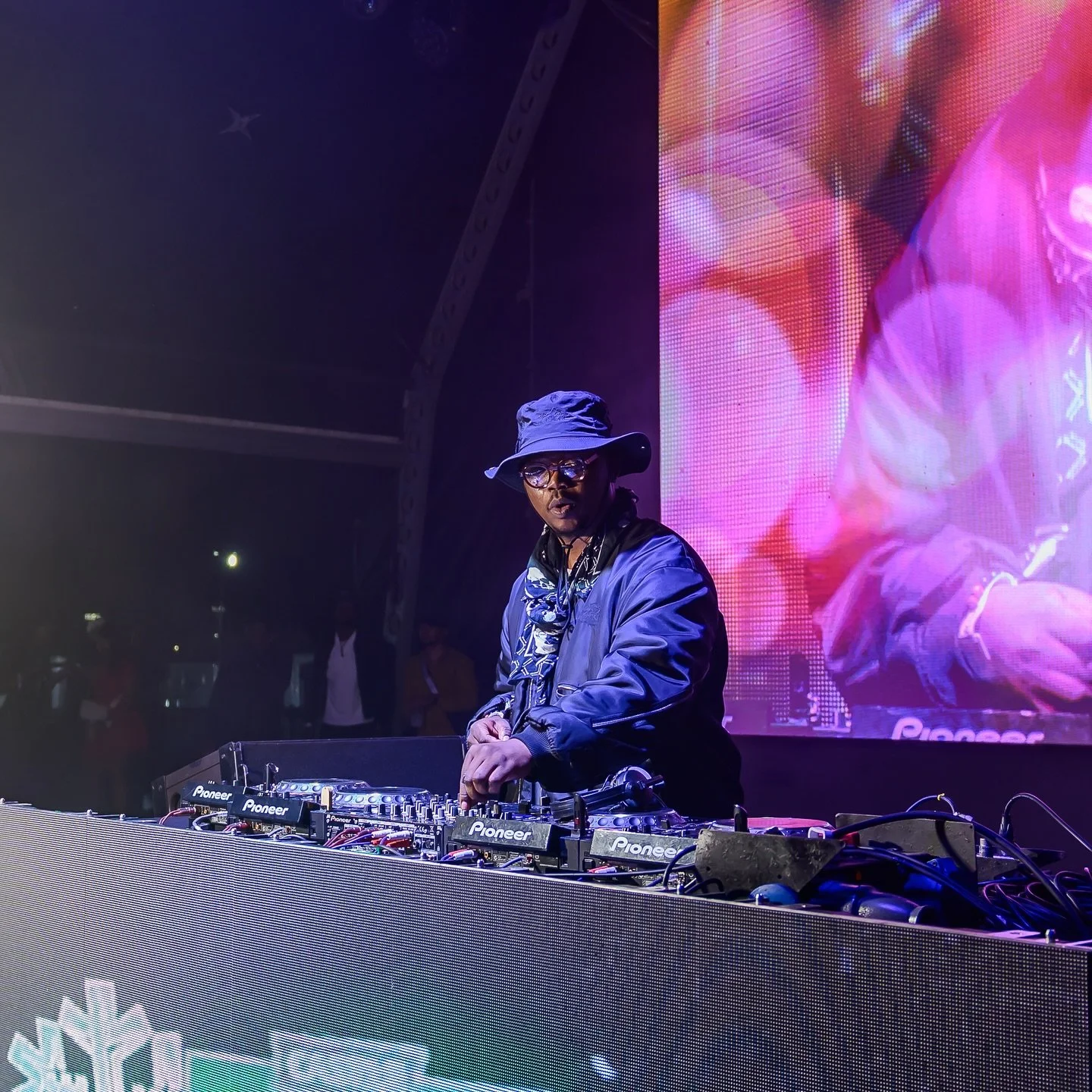 Culoe De Song showed up at BOOMTOWN presented by Johnnie Walker Blonde with those deep, soulful grooves that just pull you in. His beats had everyone vibing hard, creating a set you didn&rsquo;t want to end.

@culoedesong 
#boomtown #hollywoodbetsdur