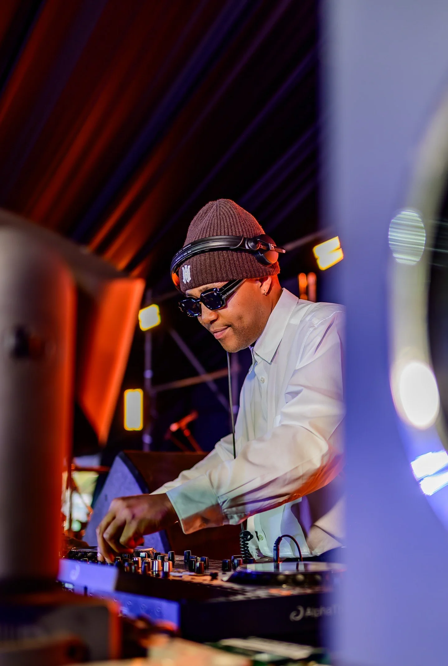 Known for his dynamic mixes and influence on South Africa's hip hop scene, DJ Speedsta turned up the energy at BOOMTOWN presented by Johnnie Walker with a high-impact set that blended hip hop, amapiano and party anthems. Every transition kept the cro