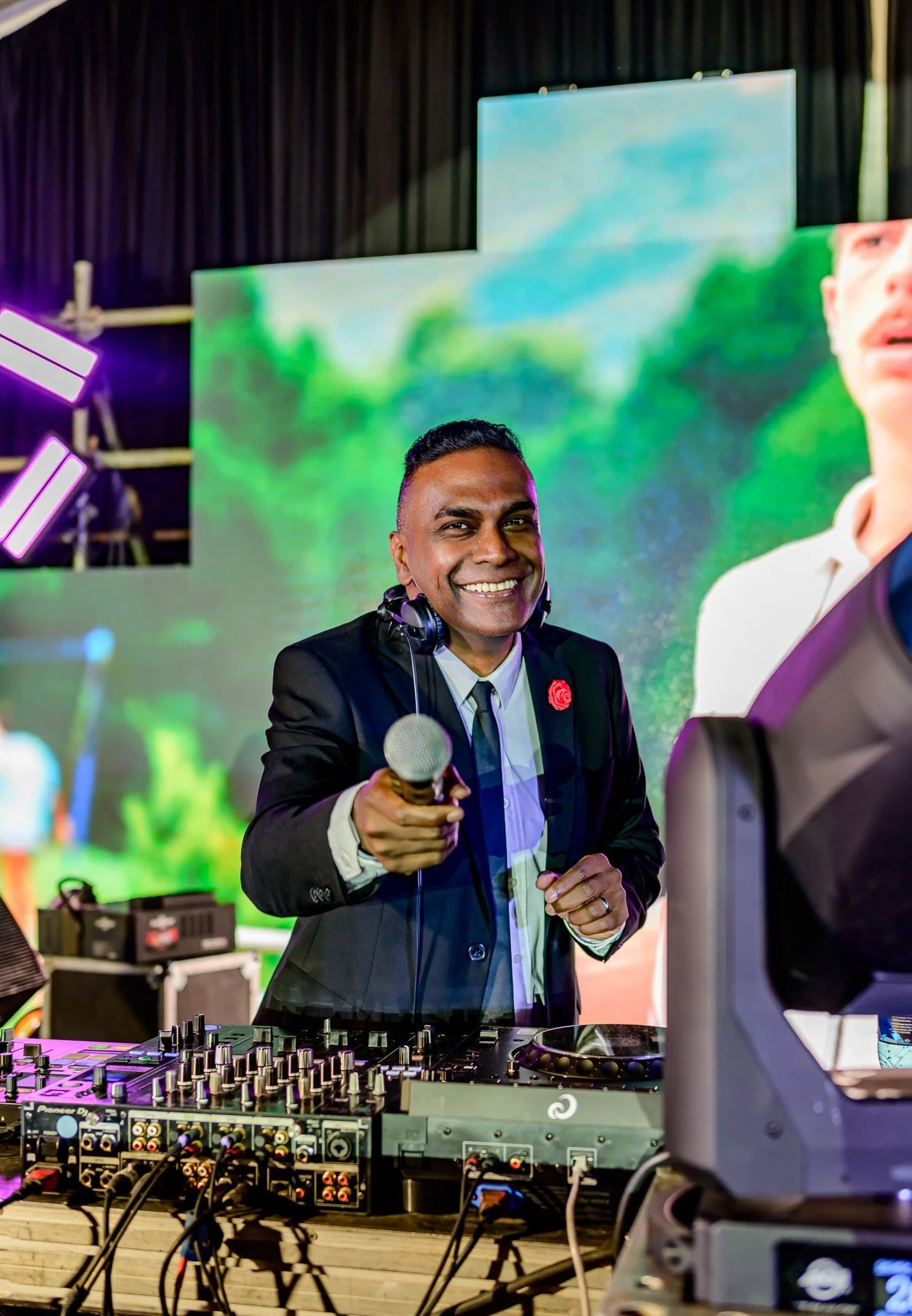 Deon G turning up the vibe at BOOMTOWN presented by Johnnie Walker. 🎧🔥

#BOOMTOWN2026 #JohnnieWalker #KeepWalking
@johnniewalkerafrica @eastcoastradio @castlelitesa @hollywoodbetsdurbanjuly @realdeong