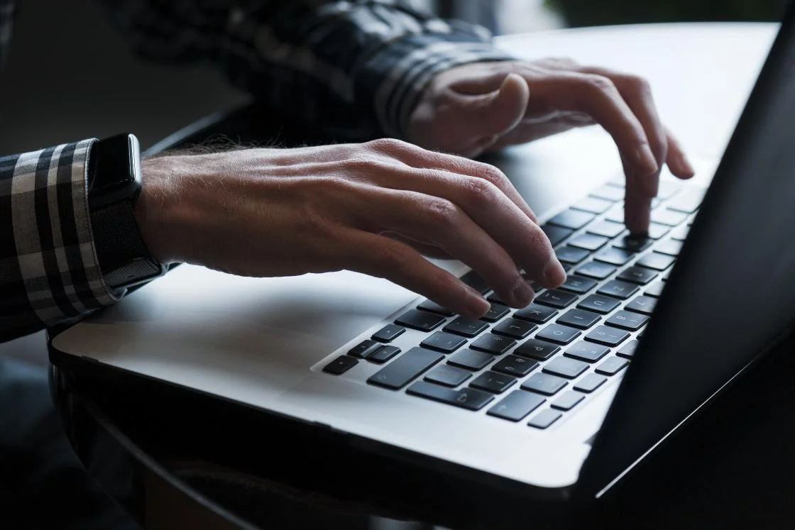 Eine elektronische Identität soll künftig das Log-in bei Online-Diensten vereinfachen. (Bild: Dominic Steinmann / NZZ)