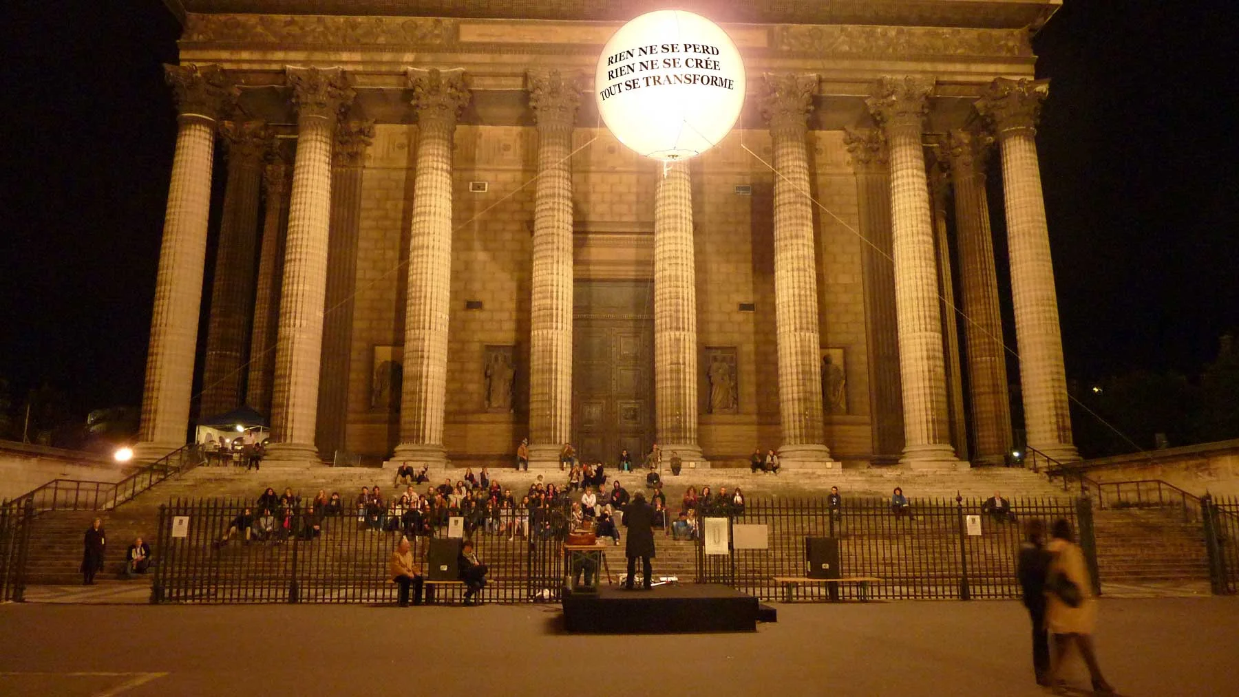 ballon-geant-sphere-eclairant-lumineux-helium-marquage-art-nuit-blanche-madeleine.jpg