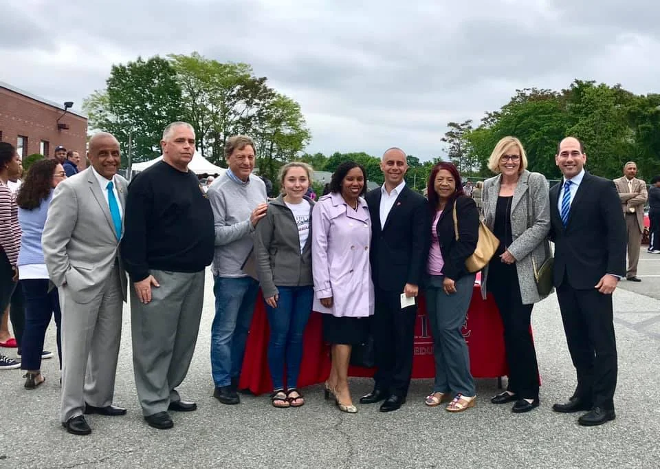 Jim Vincent, Presidente de NAACP de Providence; El Concejal Michael Correia; El fundador de Providence Promise, Richard Lappin; La Jefa de Operaciones Madalyn Ciampi; La Presidenta del Consejo Sabina Matos; El Alcalde Jorge Elorza; La Concejal Carmen Castillo; La Concejal Helen Anthony; y el Concejal David Salvatore.