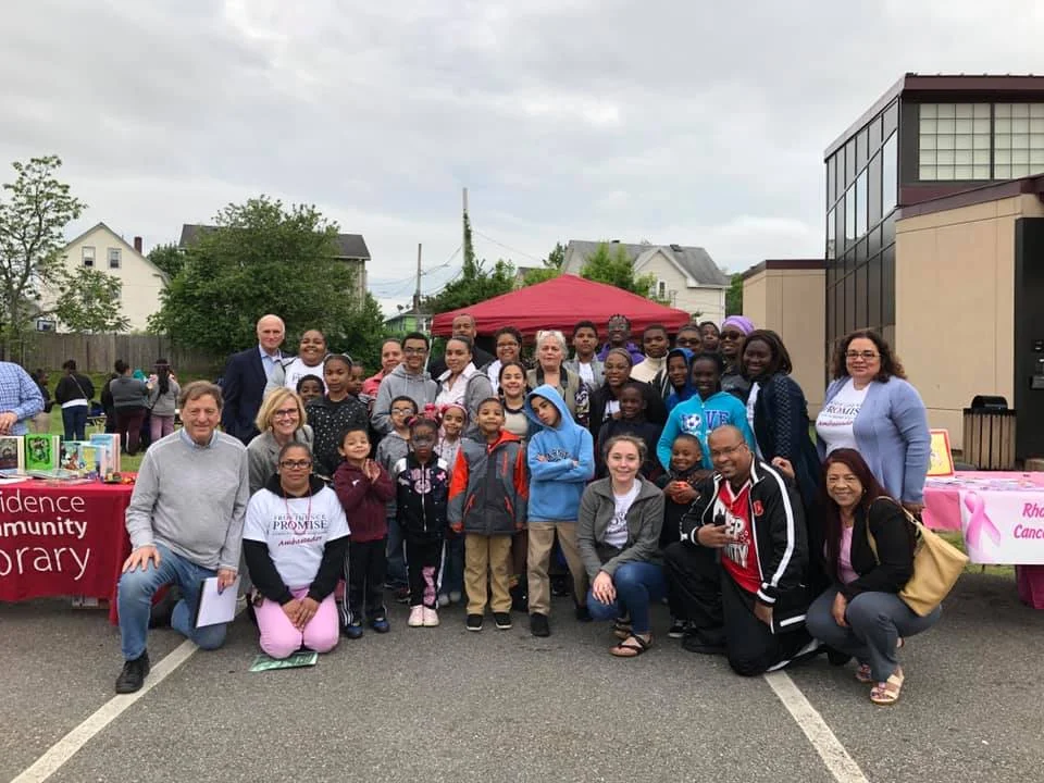 A las familias, estudiantes y personal de Providence Promise se unen la Concejal Helen Anthony, la Concejal Carmen Castillo, el Miembro de la Junta Directive Richard Spies, el Fundador Richard Lappin y el Sr. Deep Positivity.