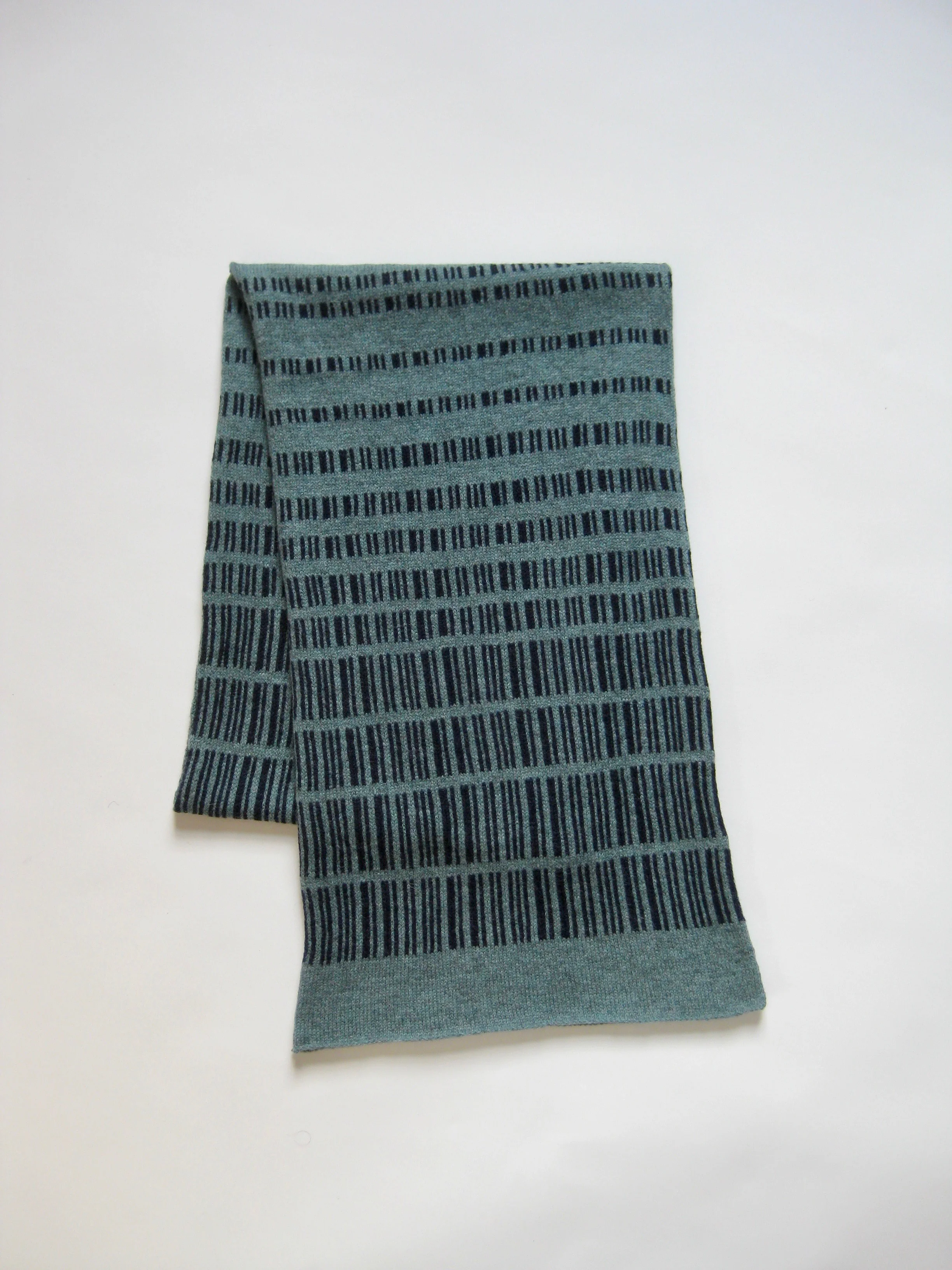 mull-wool-scarf-caspian-navy