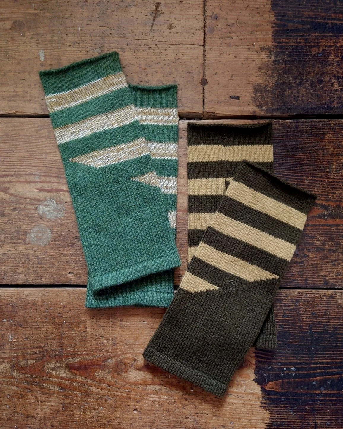 Behind the scenes today, knitting lambswool Stripe Fingerless Gloves in shades of seaweed, sage, faded olive and serpentine, inspired by the colours and patterns formed by the coastal steps leading down to the beach. 
.
.
.
#workinprogress #livingbyt