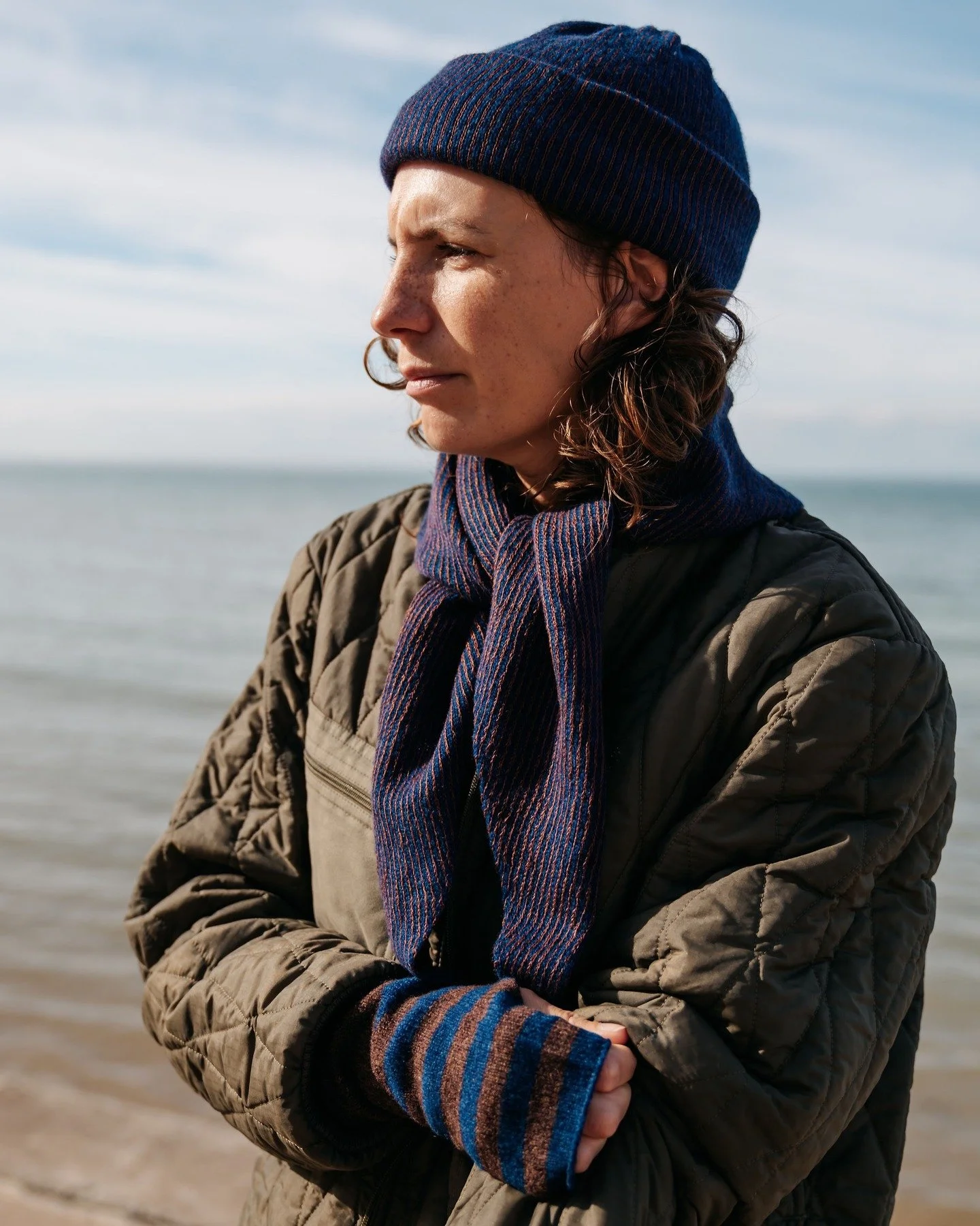 I've included several designs in the new collection pairing brown and blue. 🟫🟦🟫🟦🟫

Shown here are the hat and triangular scarf combining chestnut brown linen with indigo lambswool in a narrow stripe. 

I love how the beautiful drape and subtle s