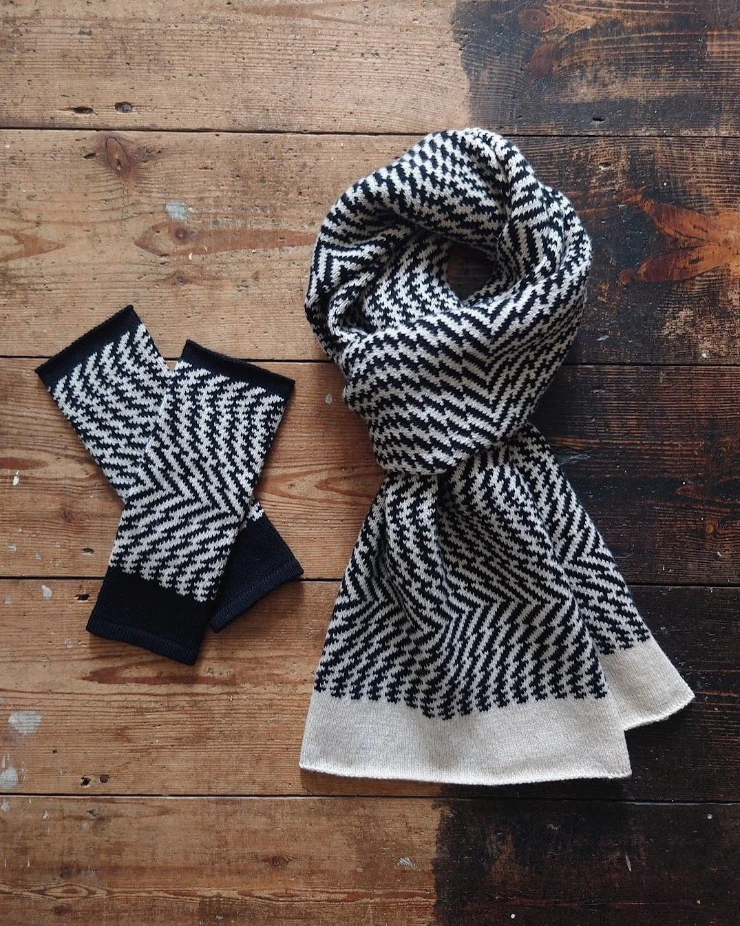 I'm looking forward to the @brighterdaysmarkets at @turnercontemporary this coming weekend, where I'll be bringing this lambswool Dazzle Scarf and fingerless Dazzle Gloves, perfect for wrapping up in on the coldest of days! 

Join us at @turnercontem