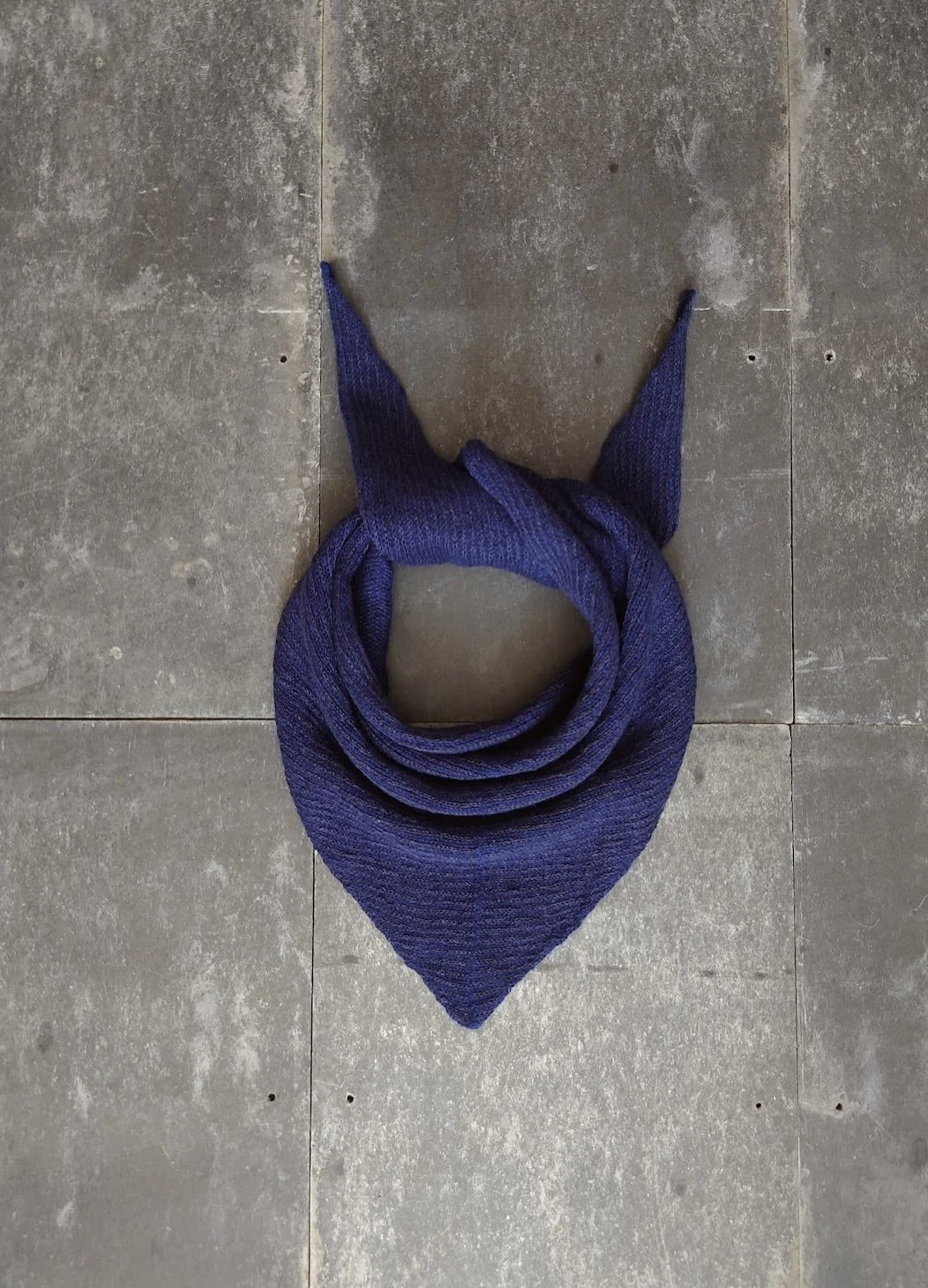 kate-jones-linen-wool-triangle-scarf-darkblue.JPG