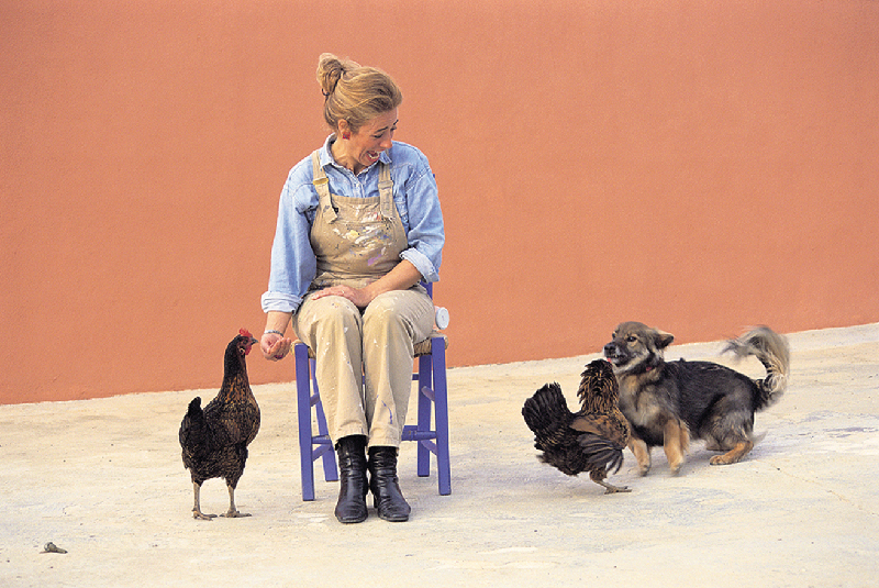 Nina Nolte with her hens Bertha and Frieda and her dog Willi (photo: Gary Edwards)