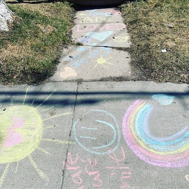 Staying home doesn&rsquo;t mean we can&rsquo;t reach out to those around us. Today we participated in #chalkyourwalk! Looking forward to seeing all the messages of hope, love and kindness around our #williamsville neighbourhood ❤️⠀
⠀
We love these li