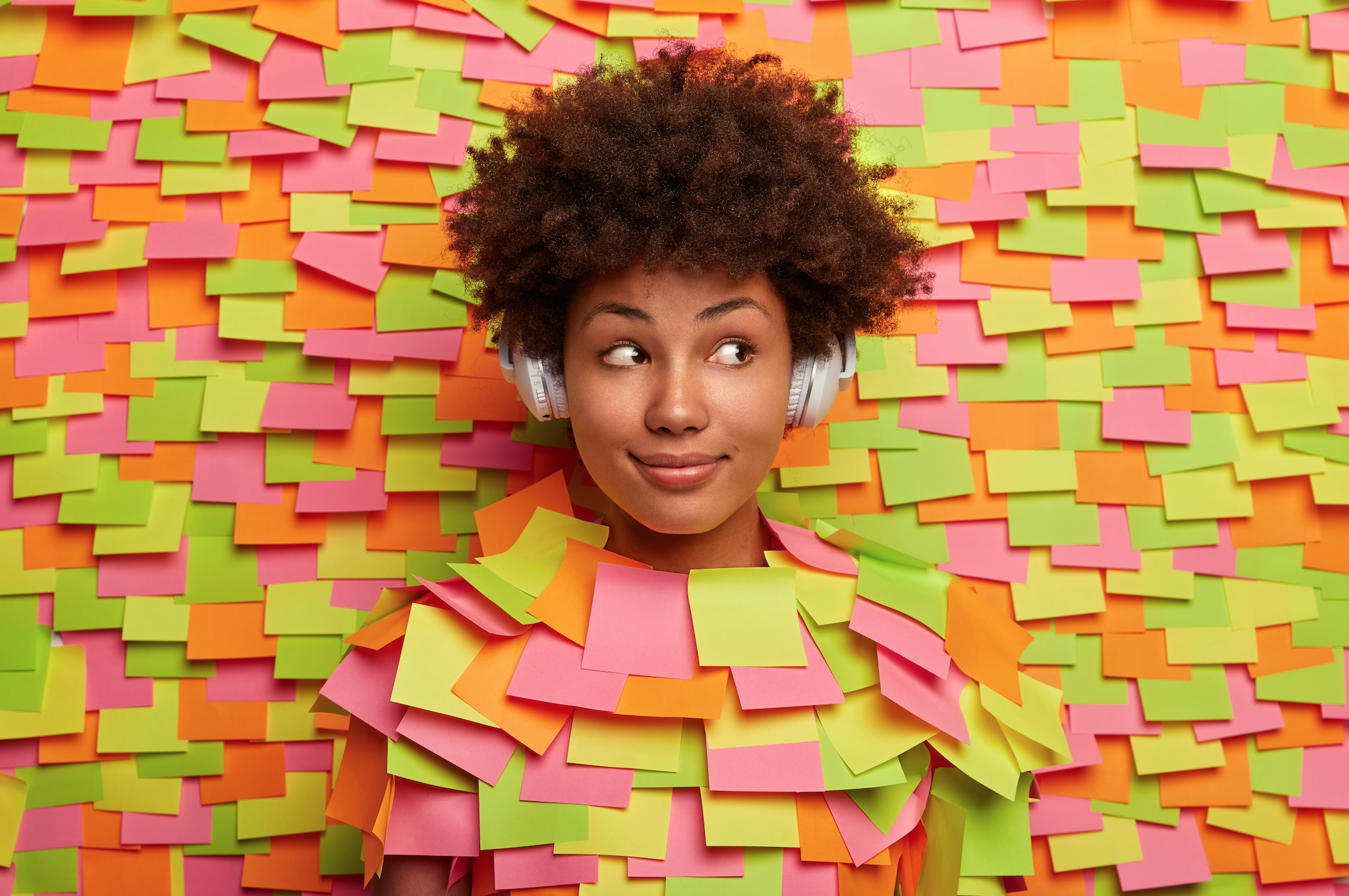 A collection of colorful post-it notes surrounding a creative entrepreneur words and phrases on colorful cards, representing different brand personality traits like ‘genuine,’ ‘purpose-driven,’ and ‘innovative,’ representing a unique brand voice
