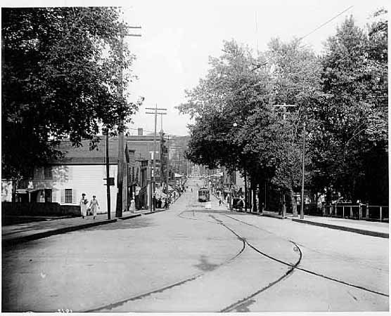 Similar vantage point to the previous photo. This shows the streetcar tracks and the Brunswick Building. Photo courtesy of the Stillwater Public Library, John Runk Collection.