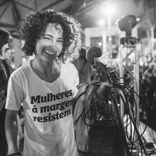Fernanda Koppe da Mulamba, banda curitibana que trata de temas necessários e atuais, como o feminicídio, e teve seu álbum de estréia considerado o melhor de 2018 pelo site Tenho Mais Discos que Amigos .