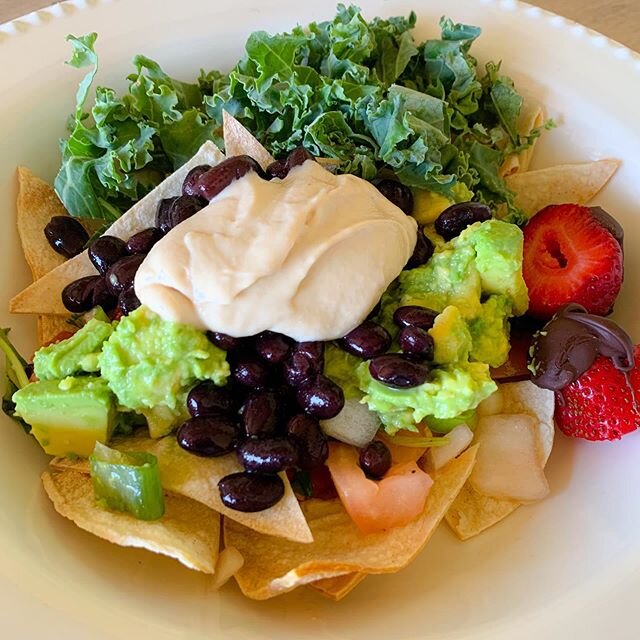 Teamwork 💞 we all pitched in on this fun + simple lunch - all from scratch!🌿
.
Nachos with air-fried tortilla chips (we got a bag of corn tortillas from Costco to have on hand😋) + avocado + homemade salsa + black beans + kale + leftover cashew che