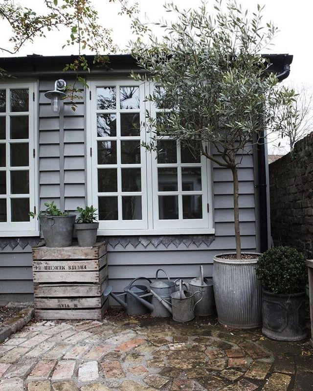 Shed inspiration as we are getting ready for building our workshop and office in the garden. Love the flashing under the window that&rsquo;s been done like bunting.
📷 Pinterest 
#designdetails #shedspiration #interiordesign #homesweethome #office #d