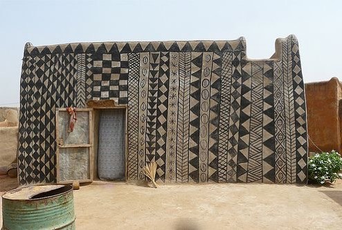 An African village with every house in the area hand painted by its owner. 👣