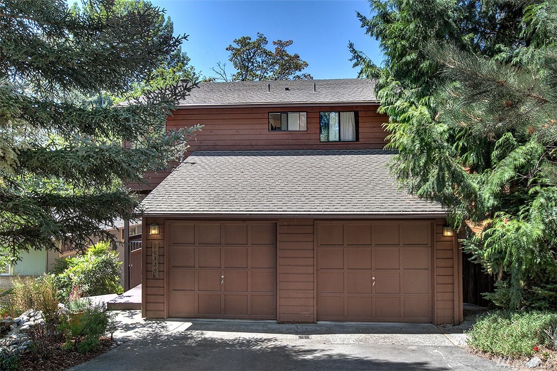$806,000 (Sold) - 2,390 Ft² - 3 Bed - 2.5 Bath