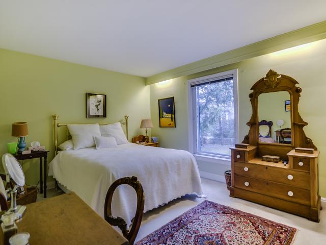 22_masterbedroom1.jpg