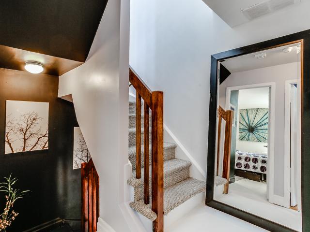 16_upperlevelhallway1.jpg