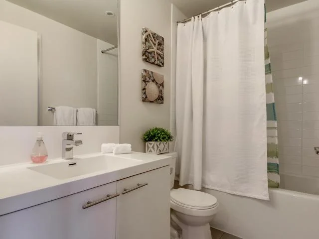 27_1stbathroom11.jpg