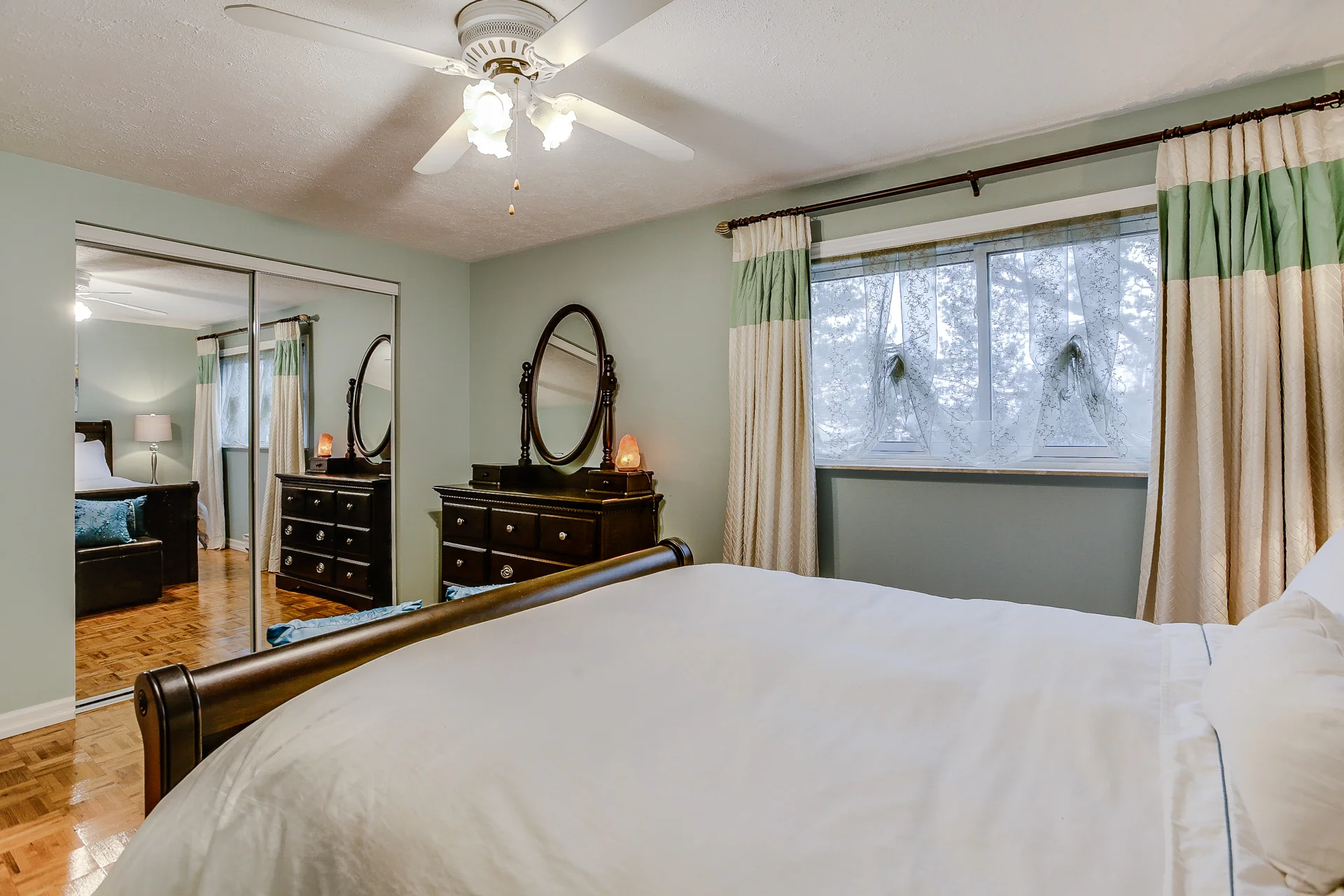 24_masterbedroom3.jpg