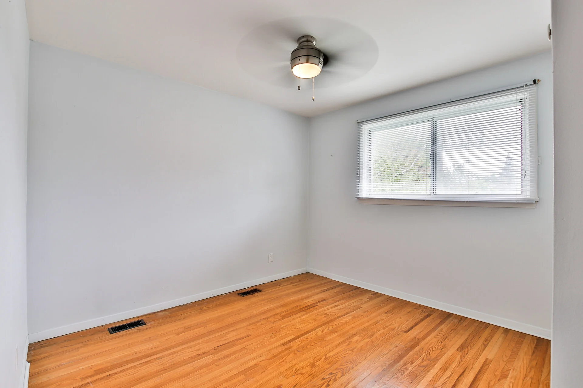 24_secondbedroom.jpg