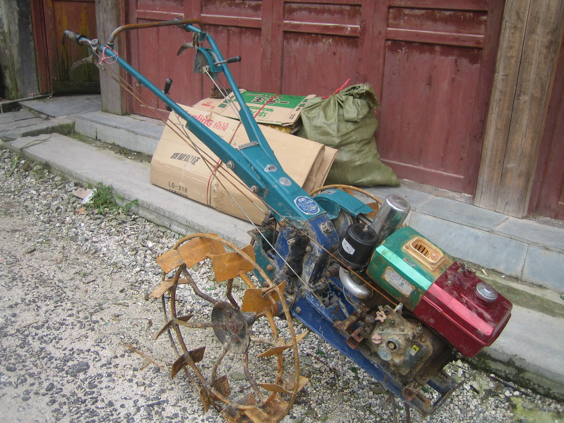 farmEquipChina2010.JPG