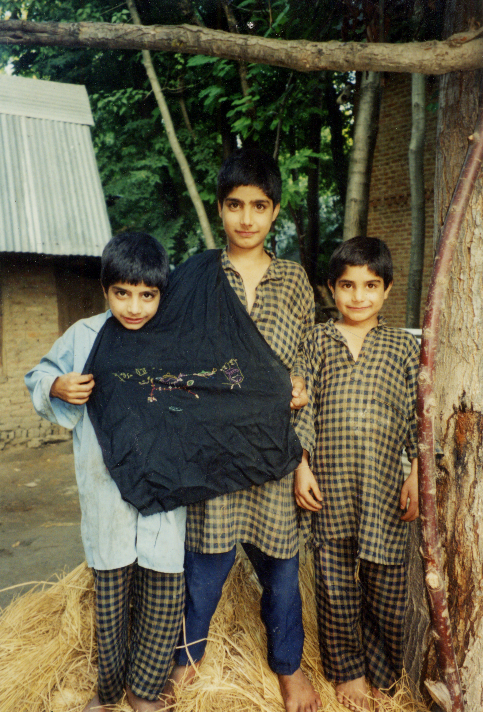 Kashmir_3boys.jpg