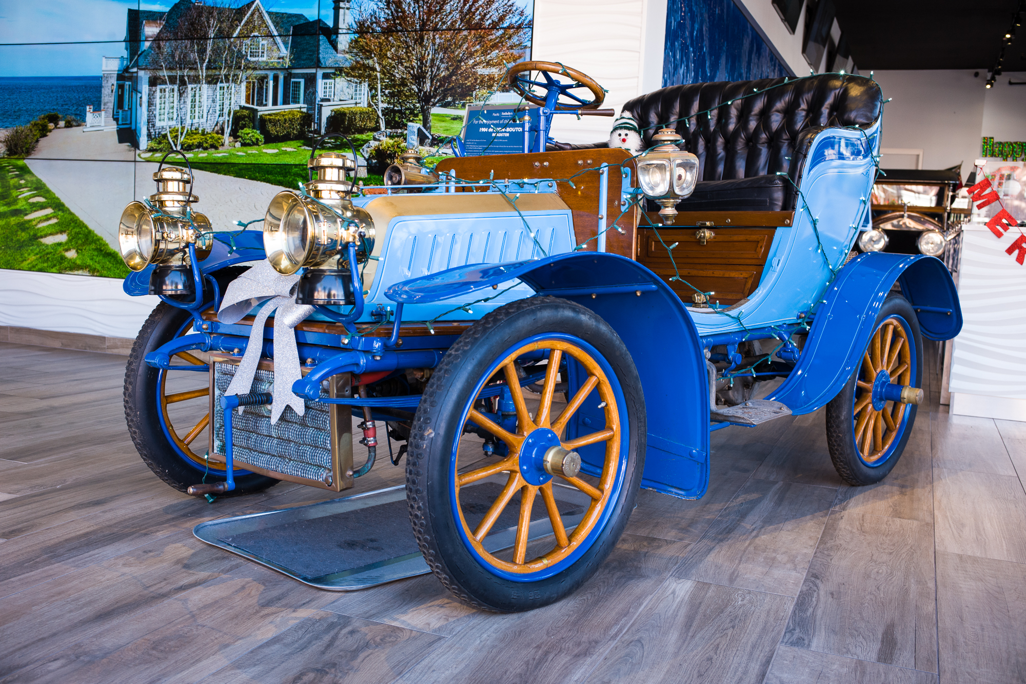 Leica M10 with 35mm Summilux - Blue Car