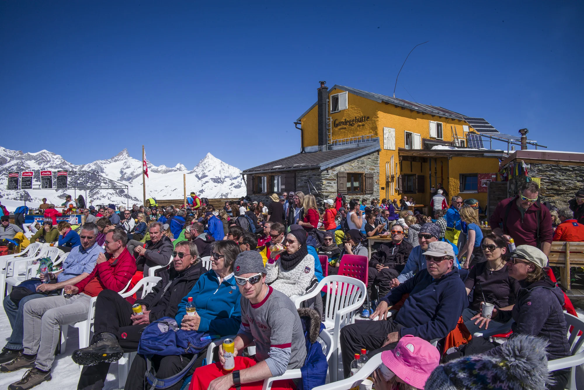 Music lovers enjoying Extreme Jazz at the Gandegghütte