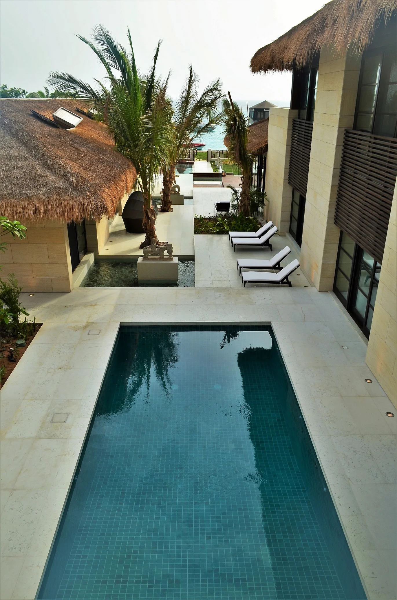  Since the lot available is long and narrow, with the short side overlooking the sea, the main problem was how to give all the homes a sea view. 