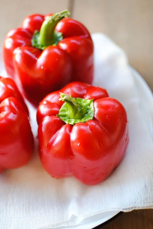 Fruit d'une plante, le poivron doit sa variété de couleurs à son état de maturation.Le poivron se classe parmi les meilleures sources de vitamine C, responsable du bon fonctionnement de notre système immunitaire. La teneur de cette vitamine augmente…