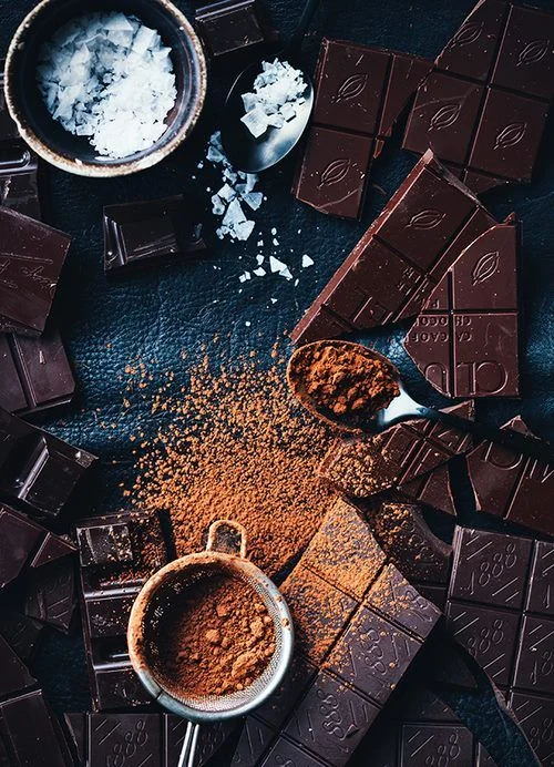 Le cacao contient en effet un grand nombre de substances antioxydantes qui «neutralisent» les radicaux libres responsables du vieillissement de nos cellules. Les flavonoïdes (antioxydants) d'un chocolat noir de bonne qualité (plus de 70 % de cacao), associés à la vitamine B3 et aux vitamines C et E, favorisent le « bon » cholestérol (HDL) et tendent à diminuer le « mauvais » (LDL). Enfin, ses antioxydants alliés au potassium, magnésium, calcium et à la vitamine B qu'il renferme, contribuent à faire baisser la tension artérielle.