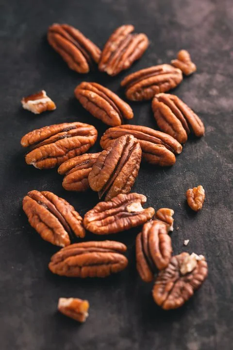 Les pacanes (noix de Pécans) sont les fruits à coques les plus intéressants quand à la réduction du taux de cholestérol de leur teneur en acides insaturés (les bonnes graisses), elles se constituent de 75% de lipides. Manganèse, cuivre et zinc tous présents dans la noix de pécan ont un énorme rôle dans la prévention de l’ostéoporose, contribue au bon fonctionnement du cerveau, réduit l’inflammation et prévient le stress oxydatif.