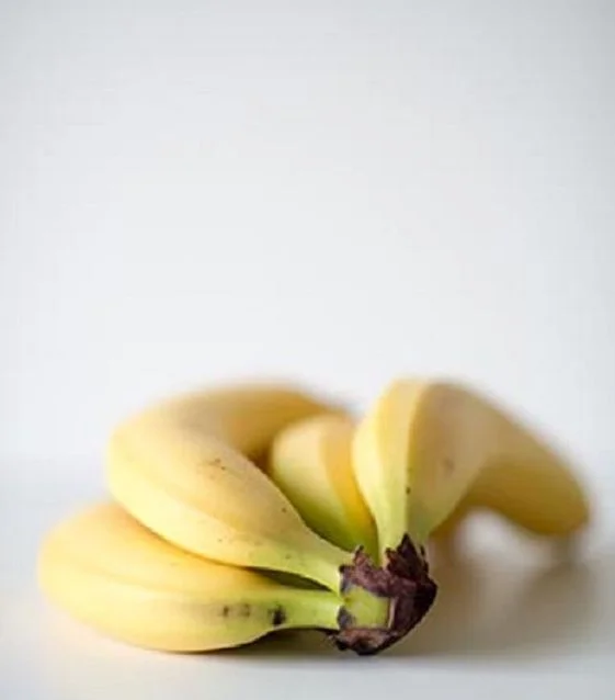 On la connait surtout pour sa richesse en potassium, un minéral essentiel qui assure plusieurs fonctions vitales dans l’organisme et notamment pour nos cellules. Mais saviez-vous que la banane est aussi riche en certaines hormones essentiels à notre bien-être : sa richesse en dopamine nous donnera la banane tout au long de la journée, et sa teneur en mélatonine nous aidera à trouver le sommeil.