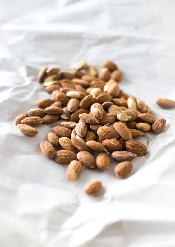 Ce fruit à coque est riche en bonnes graisses, notamment en acides gras mono-insaturés, qui sont essentiels pour la bonne santé cardiovasculaire. Ultra-riche en minéraux, en particulier en calcium, cuivre et magnésium, mais également en potassium, fer, zinc, phosphore et manganèse. L’amande est une bonne quantité de protéines végétales et est également riche en antioxydants.