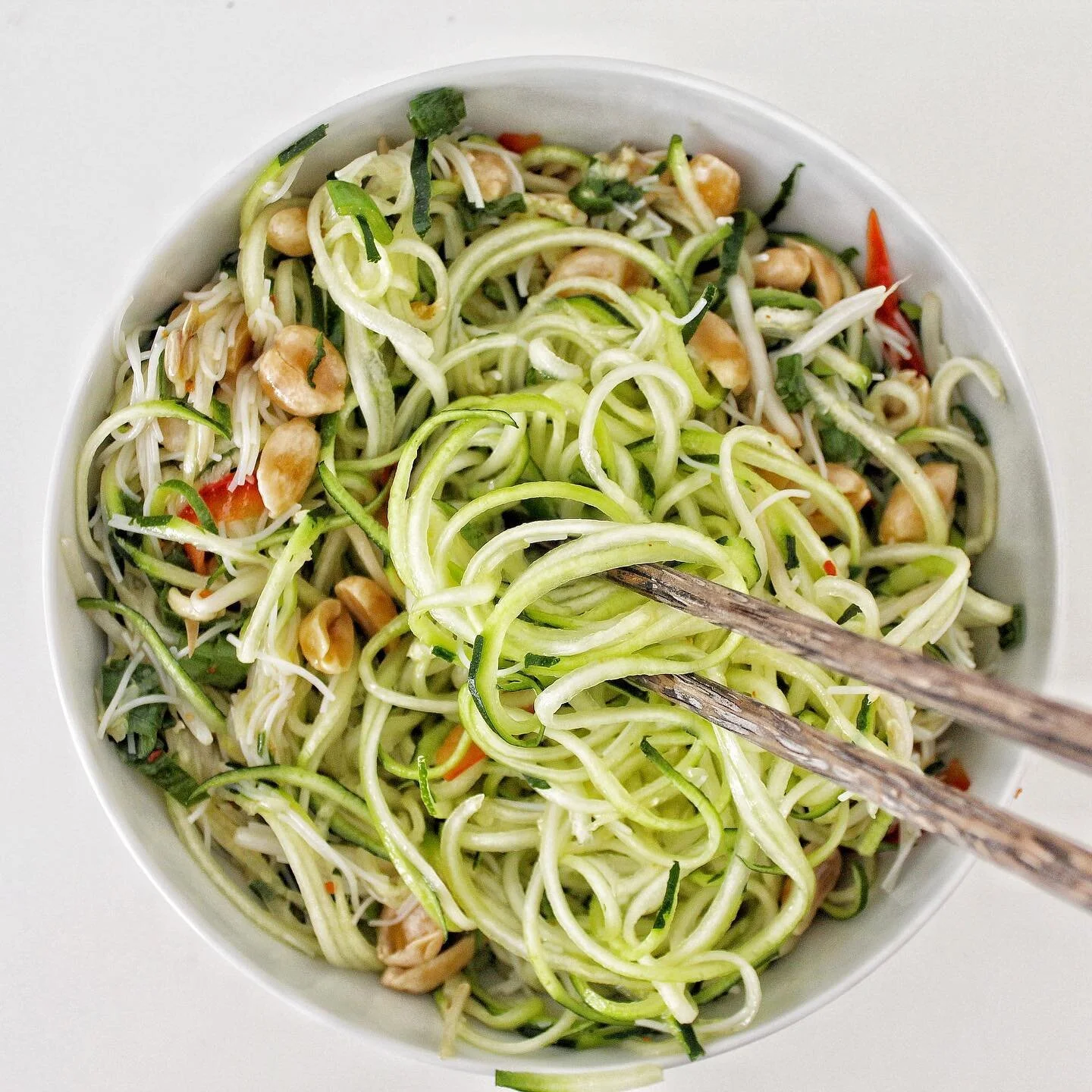 Pad tha&iuml; aux courgettes 🍃

Pour manger l&eacute;ger en &eacute;t&eacute;, pour faire le pleins de l&eacute;gumes, pour manger v&eacute;g&eacute;tarien et pour ce r&eacute;galer 😉

Ma recette de Pad-thai aux courgettes :

- 2 courgettes, coup&e