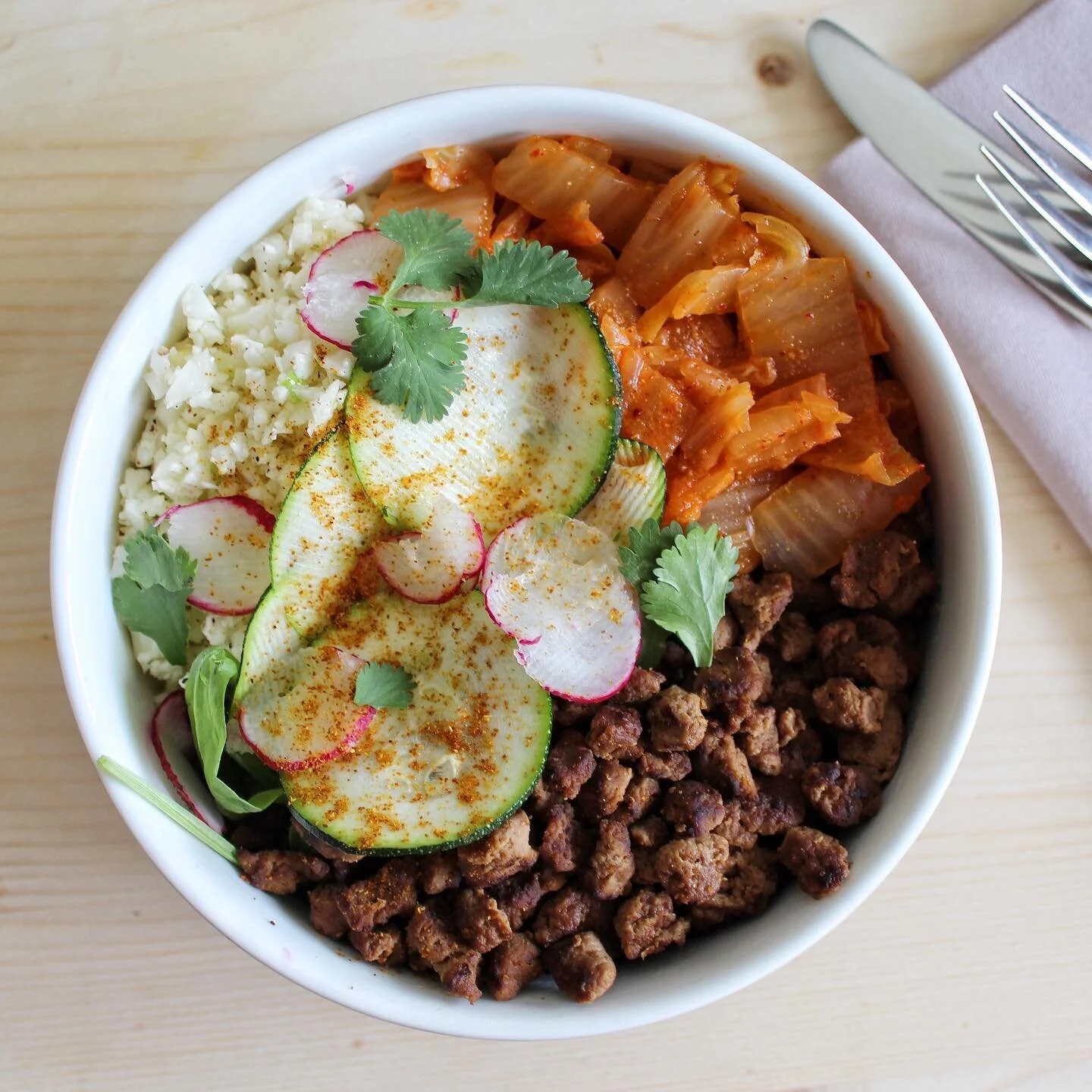 Du kimchi &agrave; toutes les sauces ;)

En condiments, en sauce ou pour remplacer certains aliments, voici mes petites astuces pour ajouter simplement cet aliment ferment&eacute; qui vous veut du bien :

* Ajoutez un peu de kimchi dans vos wraps/san