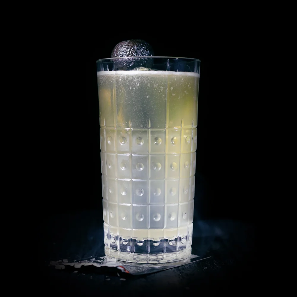 BOBBIN APPLE BUCK INGREDIENTS -1.5 oz. El Silencio Espadin -.5 oz. Honey Syrup (3:1) -.5 oz. Lime -1.5 oz. Hard Cider METHOD Shake and strain into an ice-filled pilsner glass. Top off with hard cider.