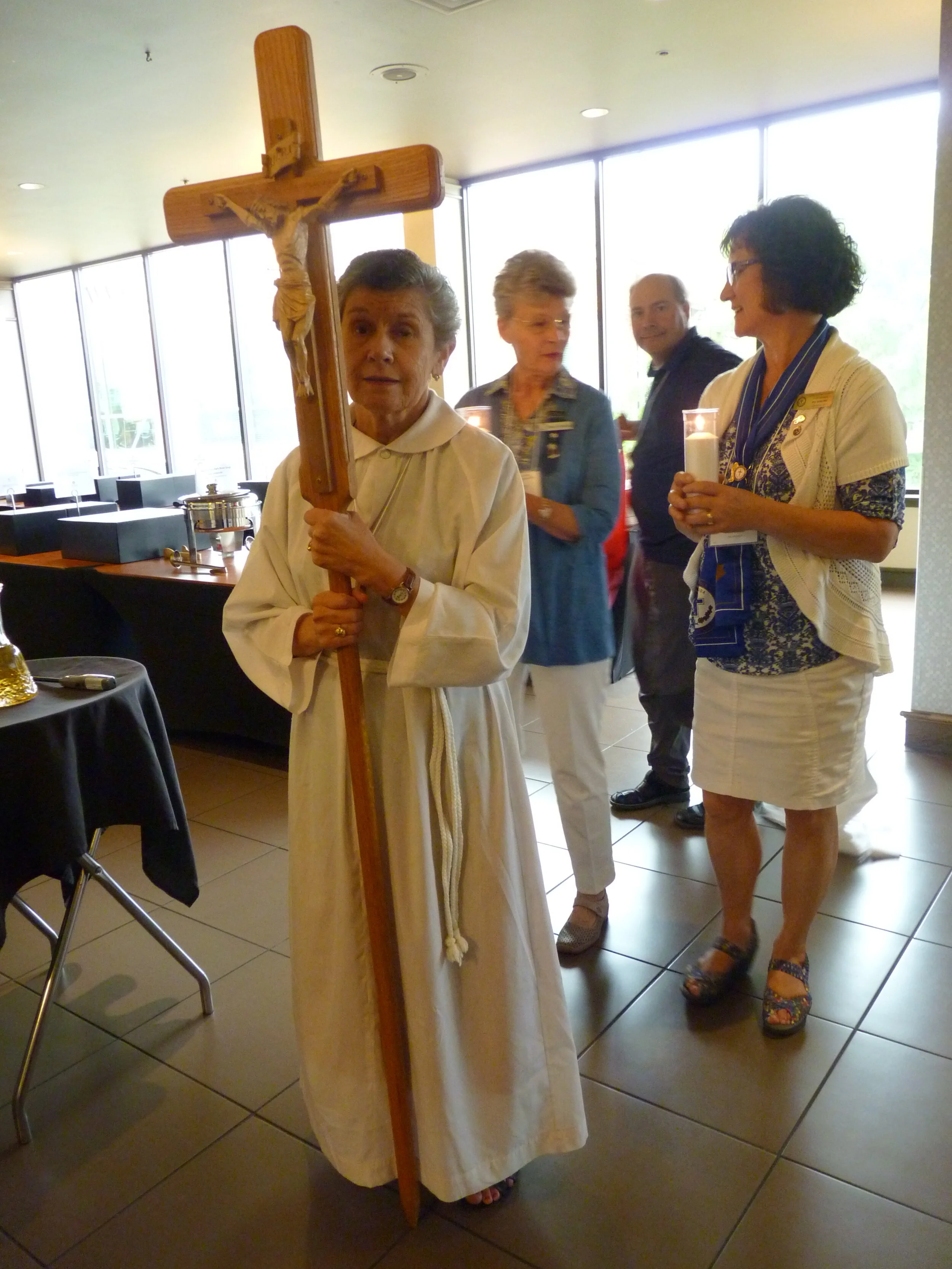      

 
   Dear Friends: I would like to make a comment about the difficulty I had in posting our Diocesan CWL Present Christa's Christmas greetings.  As you know, I like to add photos to our  articles. To this end, I have a huge collection of pictu