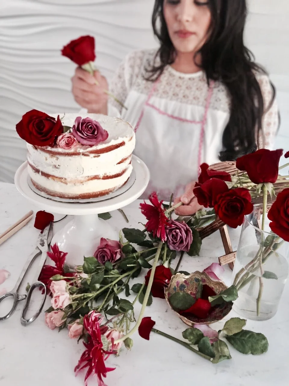 step 4: floral arrangements my favourite part! this is what i call the "icing on the cake". arranging florals can be done as quick as 10 minutes depending on your design or can easily take up to an hour trying to perfect your masterpiece, but it's your decision. i love to have a similar picture of a cake i had in mind to go off the style i want and work from there, although, it's never going to be same, (AND YOU DON'T WANT IT TO BE EITHER RIGHT, YOU WANT YOUR OWN UNIQUE TOuch and design to truly call it your own) however, using that aS A guideline is a good start. i tend to start with the step 1 rule! {statement florals first, then the in-betweens and finally the fillers}. i also love to add little touches like adding gold meringues or macarons for an extra touch of sweetness to finish the look.
