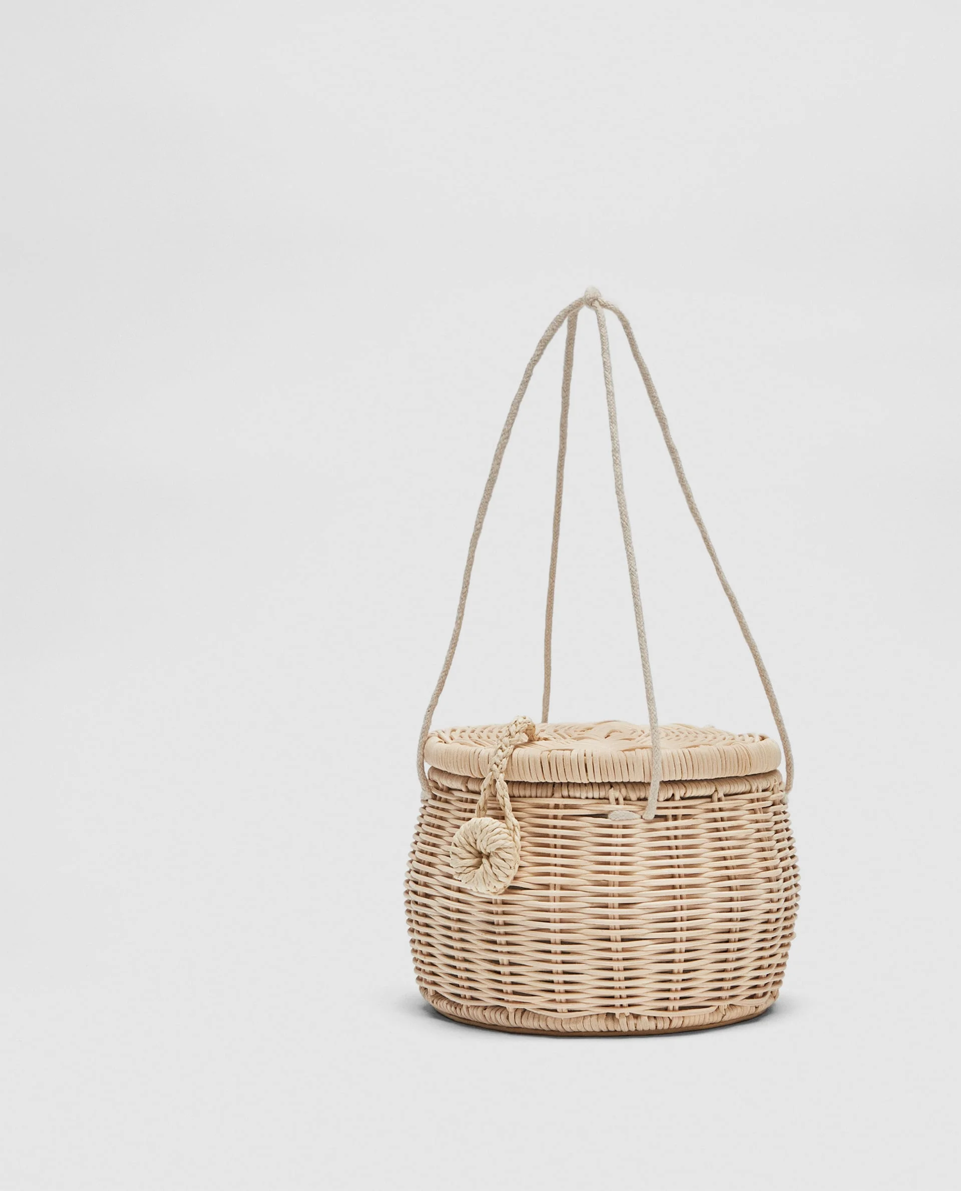 THE PICNIC BASKET BAG the cutest trend for 2017! This super adorable bag will sure be a conversation piece. a cute picnic basket style will create a show stopping statement! 
