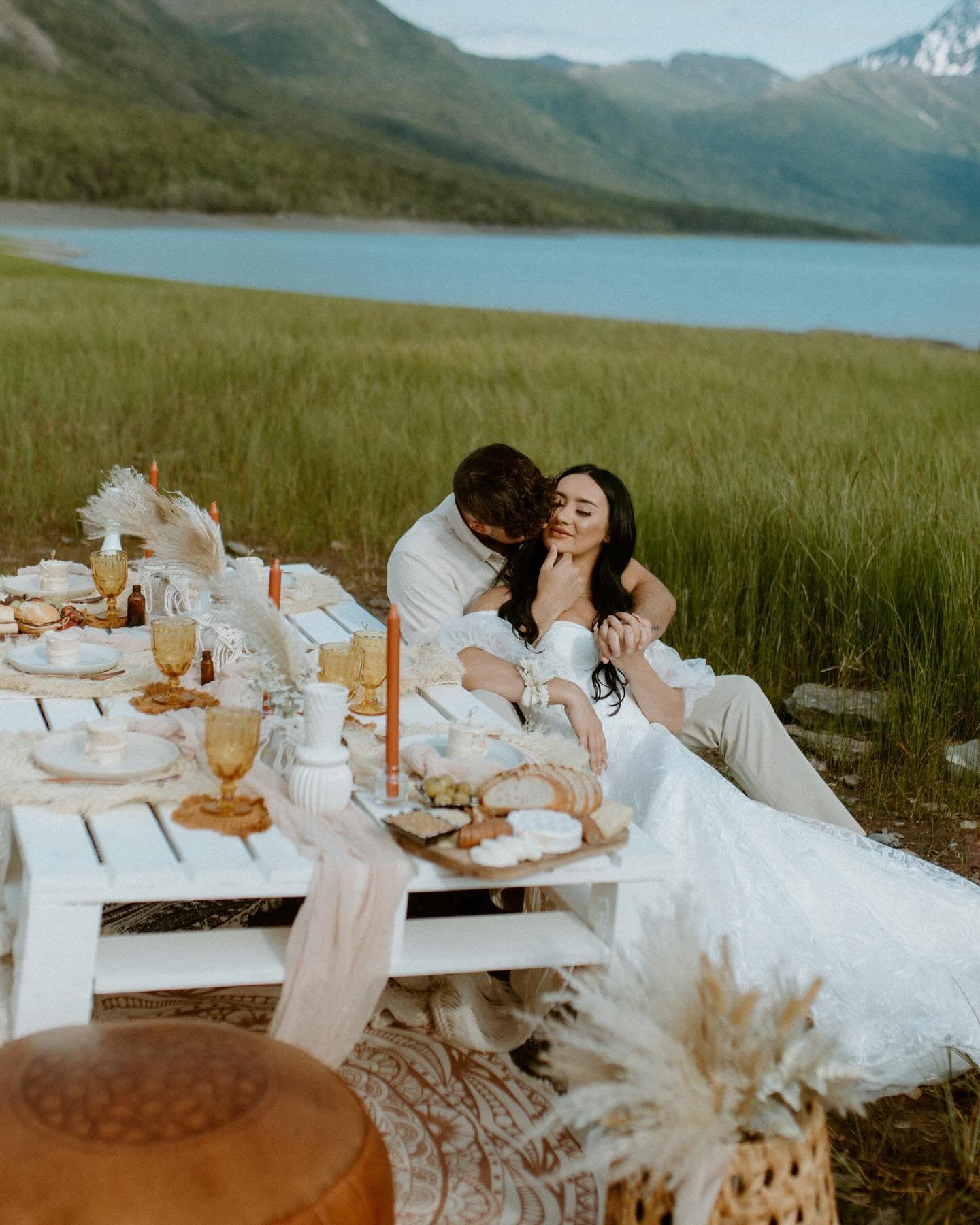 ✨ Lakeside dreaming ✨

Photographer: @thehitchedhiker 
Planning/Styling: @akhappenings 
Florals: @wildpoppyak 

#alaskabride #alaskabridalshop #evieyoung #eveiyoungbridal #lakesideelopement #alaskaelopement